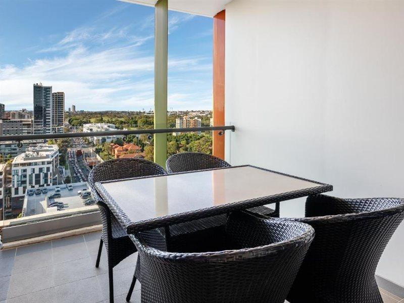Meriton Suites Zetland Sidney Exterior foto Balcony