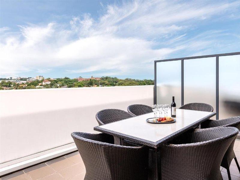 Meriton Suites Zetland Sidney Exterior foto A balcony at the hotel