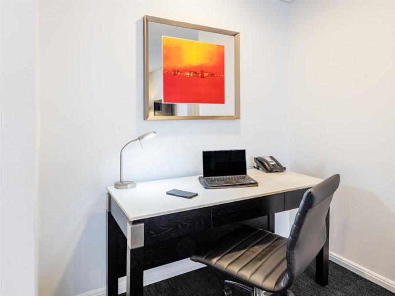 Meriton Suites Zetland Sidney Exterior foto A work desk in a hotel room