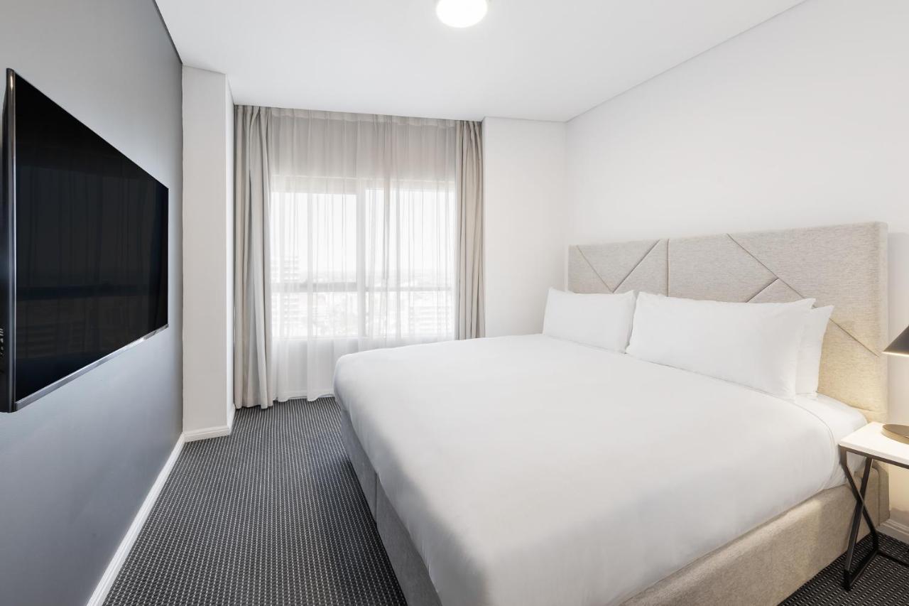 Meriton Suites Zetland Sidney Exterior foto A bedroom at the hotel