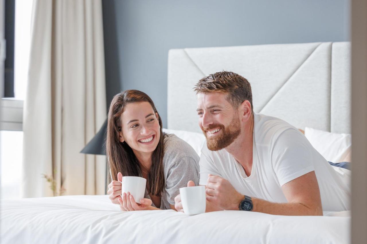Meriton Suites Zetland Sidney Exterior foto A couple drinking coffee in bed
