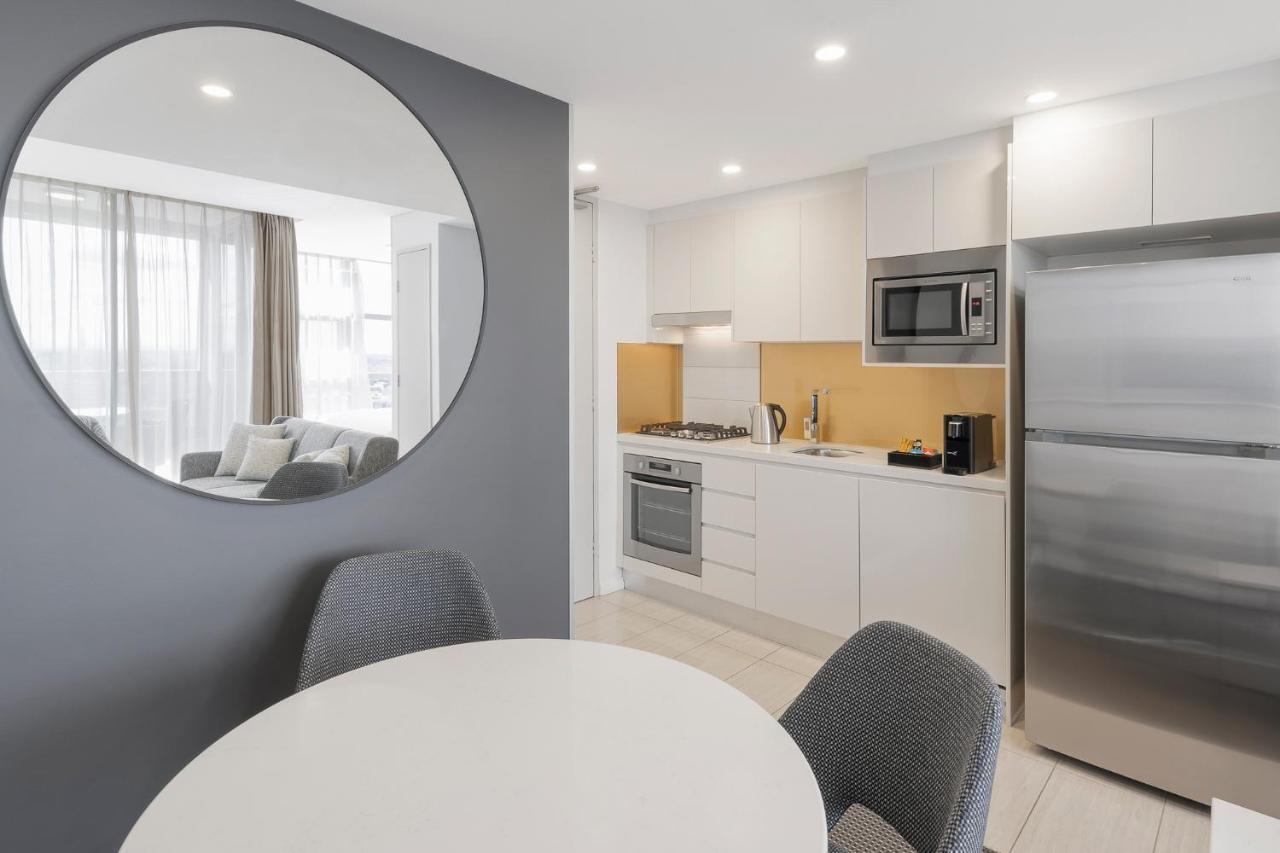 Meriton Suites Zetland Sidney Exterior foto A typical apartment kitchen