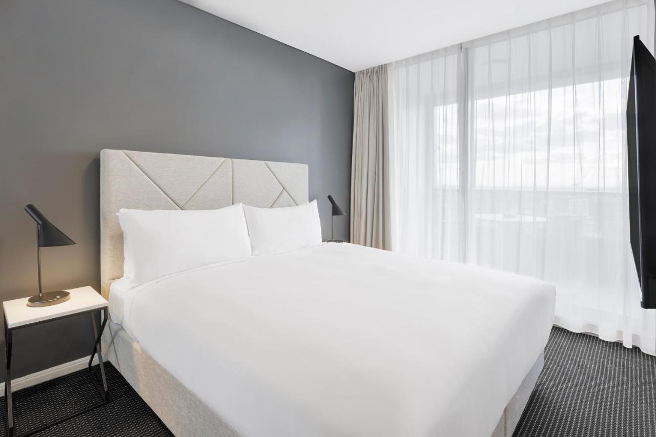 Meriton Suites Zetland Sidney Exterior foto A bedroom at the hotel