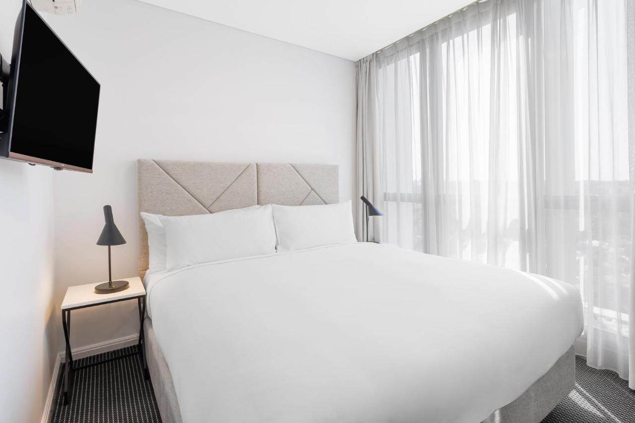 Meriton Suites Zetland Sidney Exterior foto A bedroom at the hotel