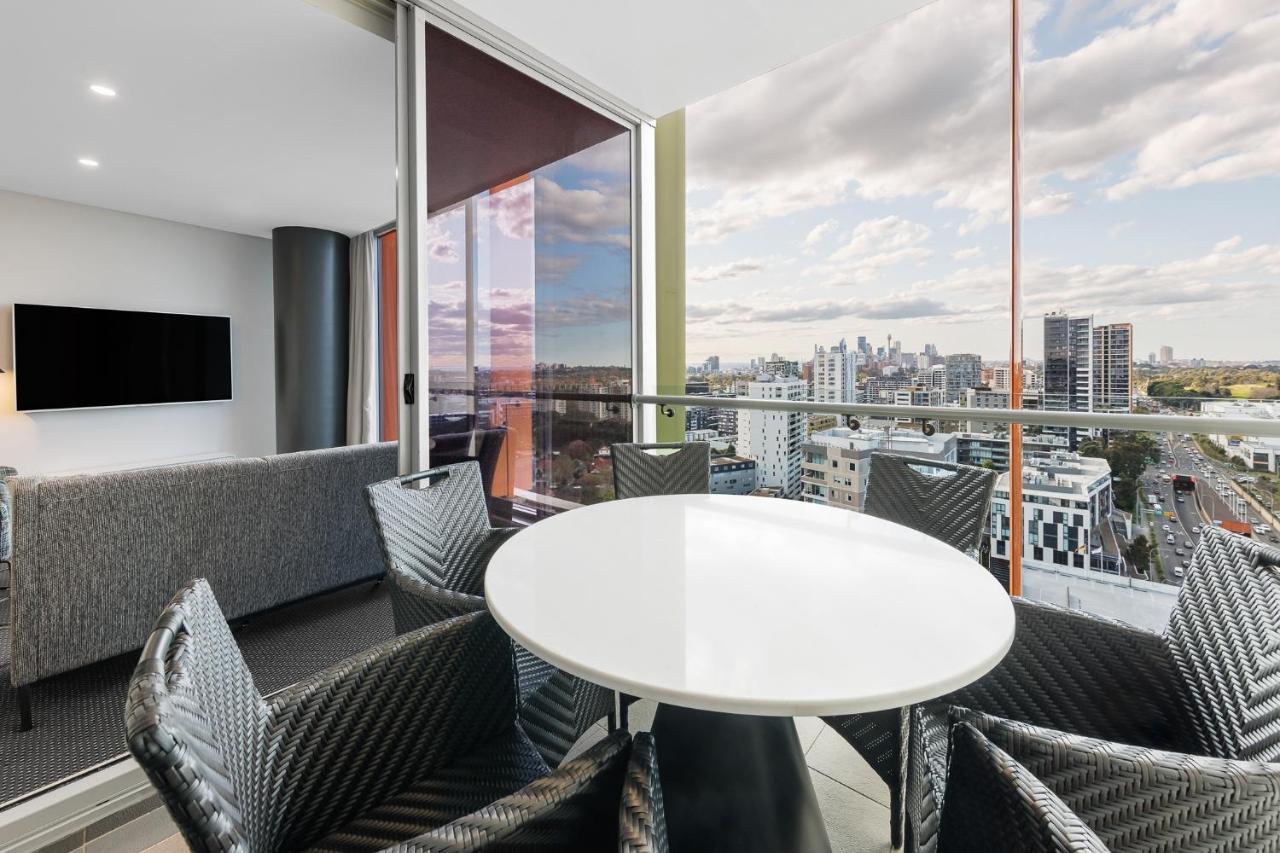 Meriton Suites Zetland Sidney Exterior foto The apartment balcony