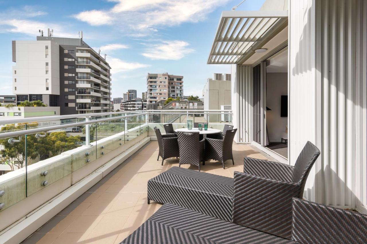 Meriton Suites Zetland Sidney Exterior foto The apartment's balcony