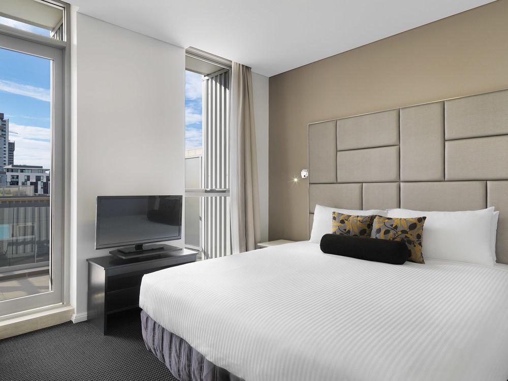 Meriton Suites Zetland Sidney Exterior foto A bedroom at the Mantra on Lonsdale