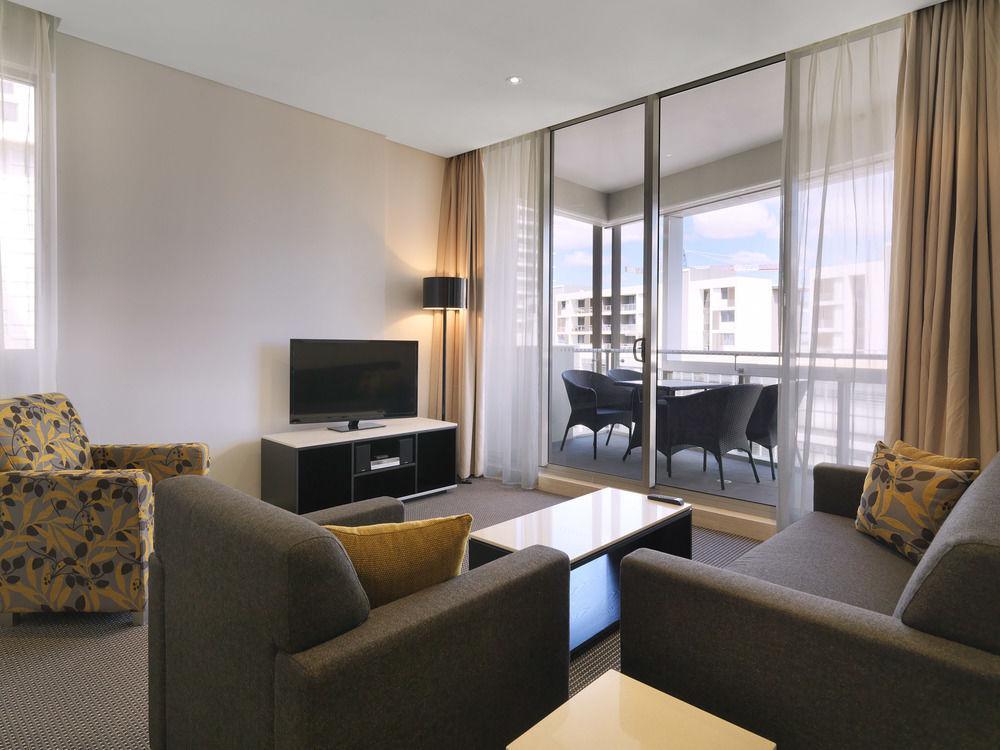 Meriton Suites Zetland Sidney Exterior foto A living room at the hotel