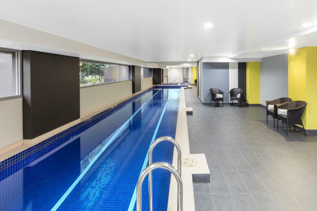 Meriton Suites Zetland Sidney Exterior foto The pool at the hotel